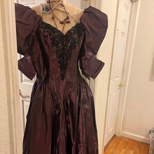 VINTAGE STYLE EVENING GOWN. PURPLE TAFFATA SIZE 12